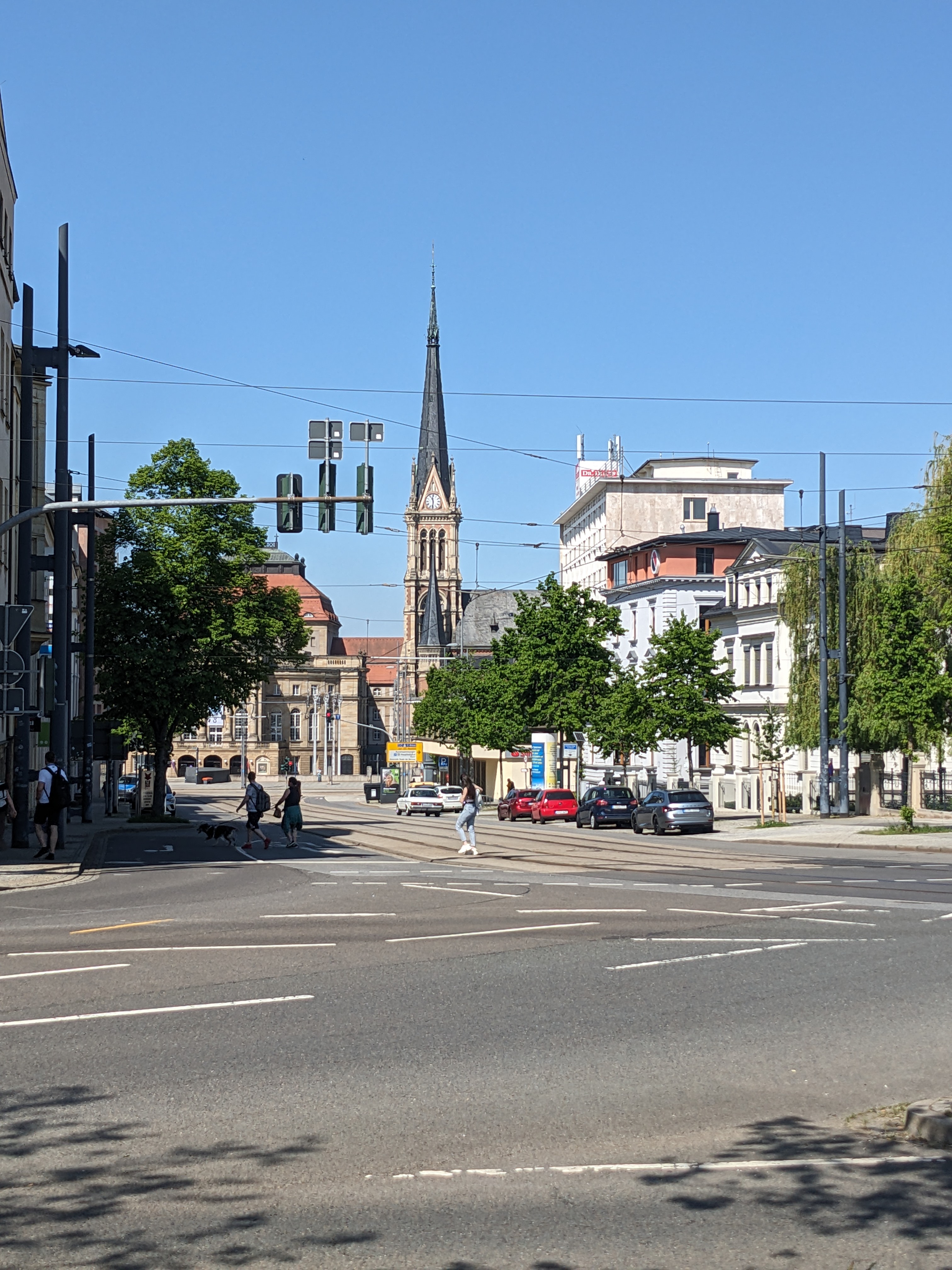 Blick vom Bahnhof Richtung Opernhaus und Petrikirche
